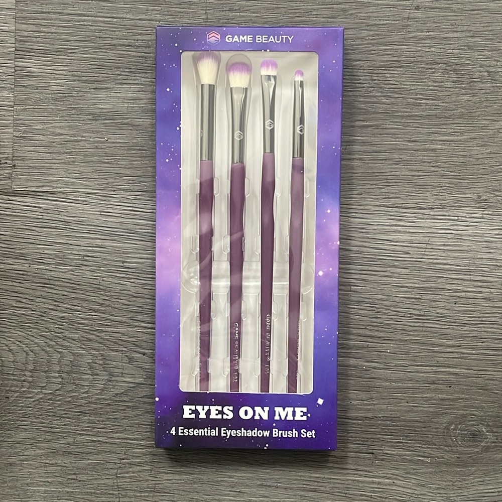 GAME BEAUTY
Eyes on Me 4 Essential Eyeshadow Brush Set
